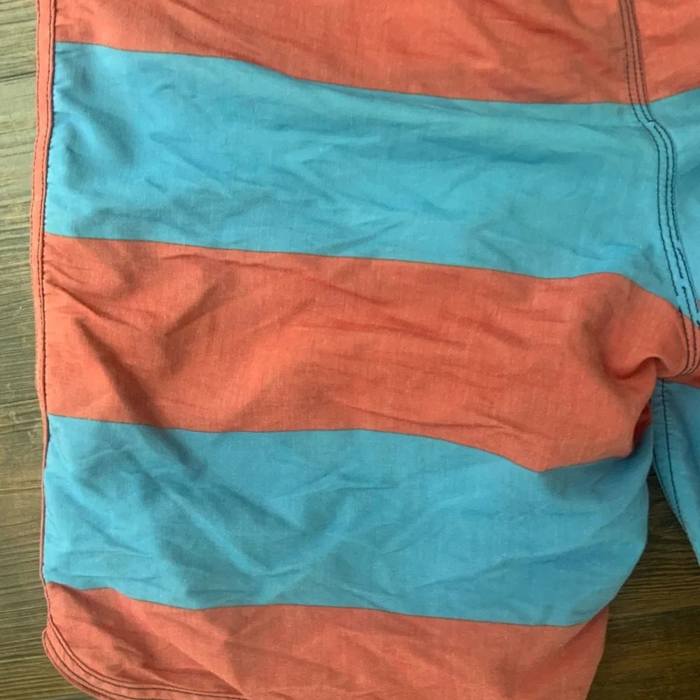 Men's Quiksilver Board Shorts Red And Blue Stripes Checkered Size 30 - Picture 9 of 12